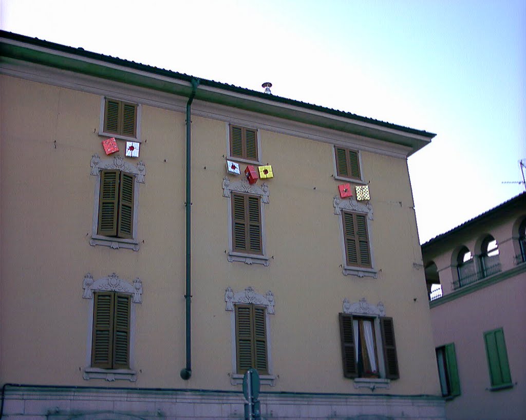 Regali per tutti in via Cavenaghi by Bob Simbel