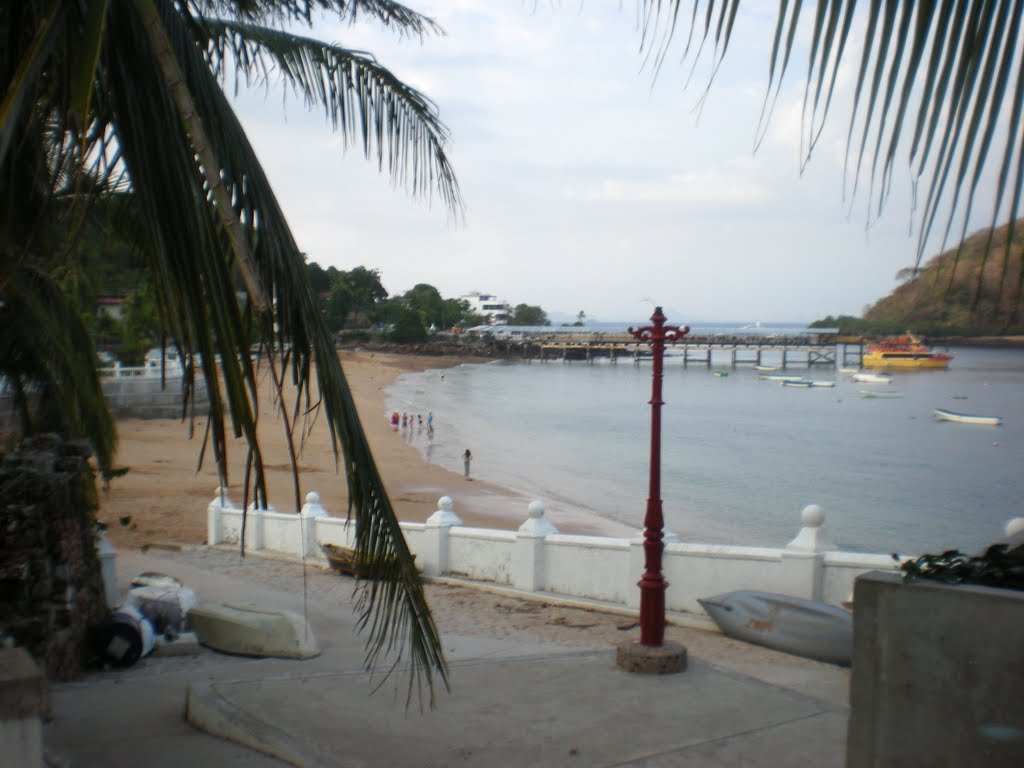 Muelle y Playa de Taboga by Juan I. Z.