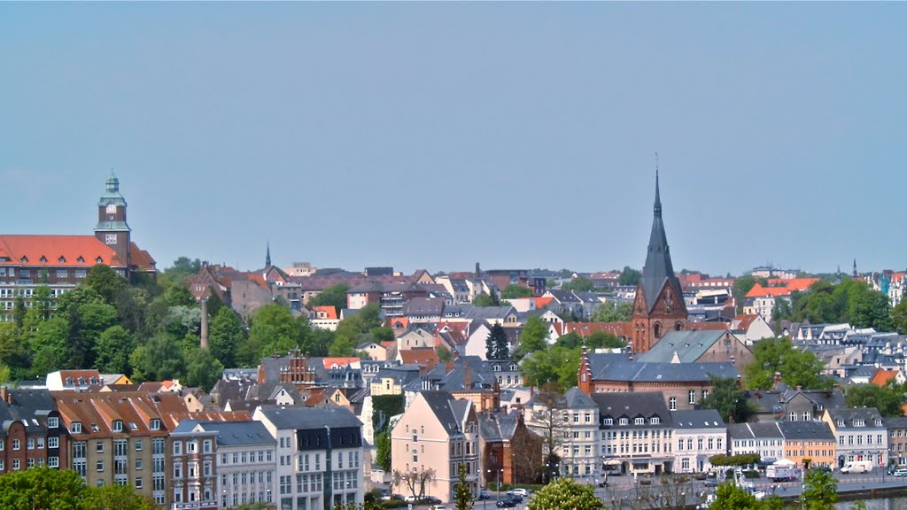 Über Flensburgs Dächern ... mit Blick auf die Marien Kirche by www.fleno.de