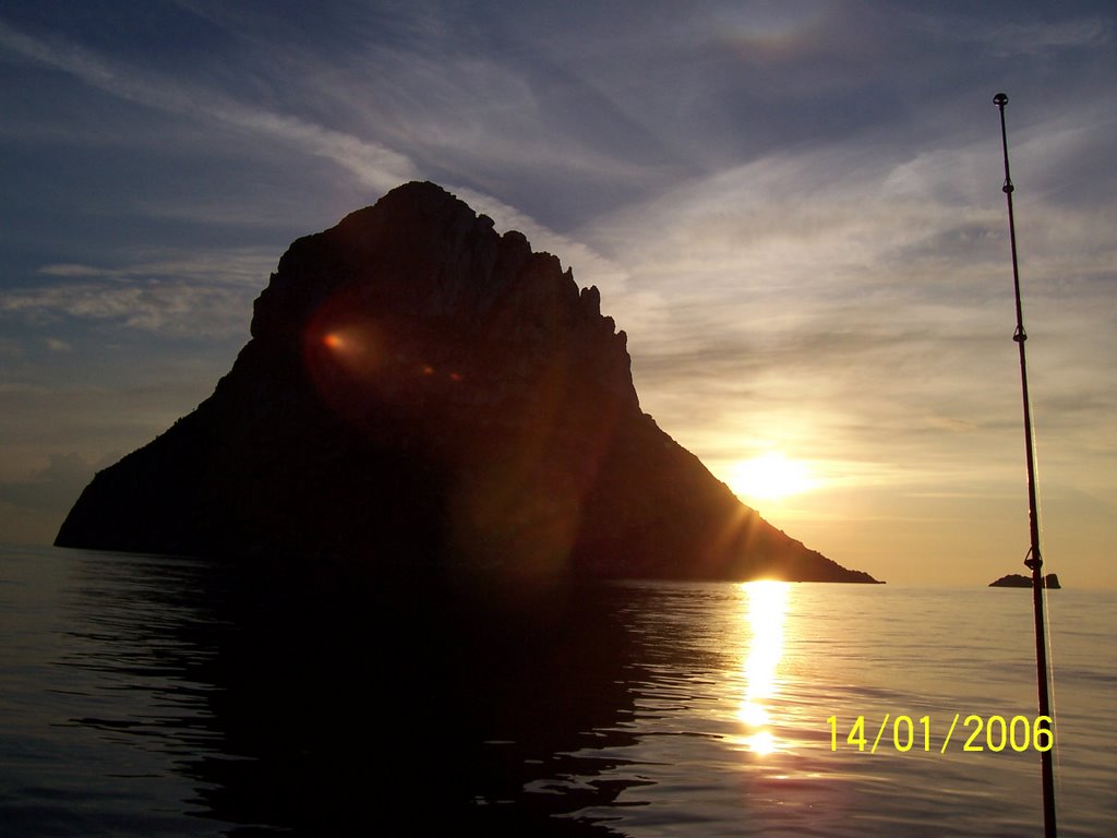 Es Vedra (muy cerca) by Vicente M.