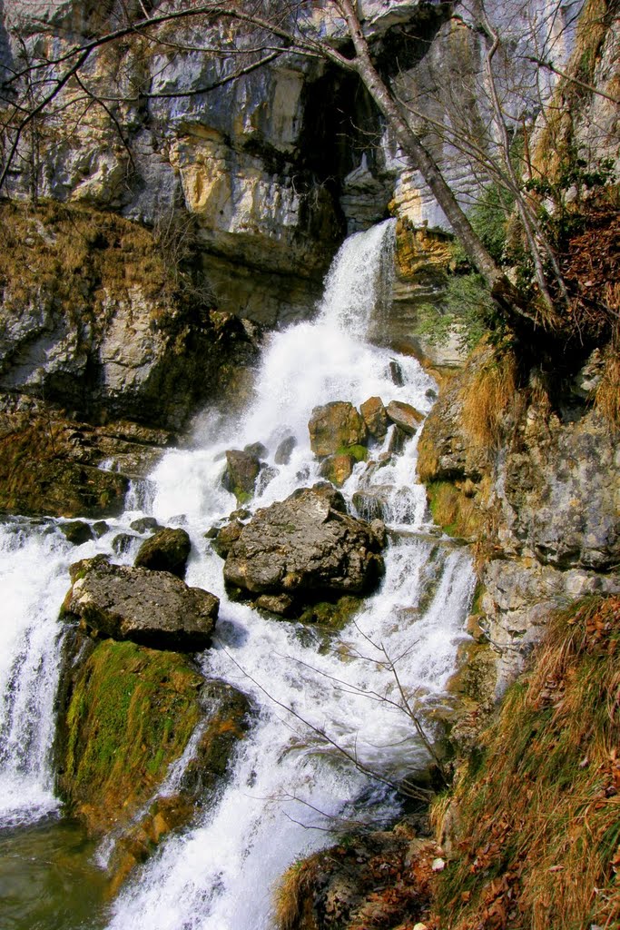 Le trou de la Doriaz et sa cascade sur les contreforts des Bauges en Savoie by Julien LIBERT