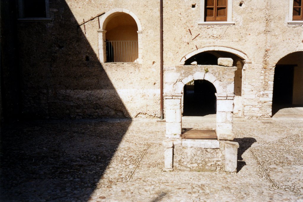 Palazzo sersale, cortile del pozzo by cicma