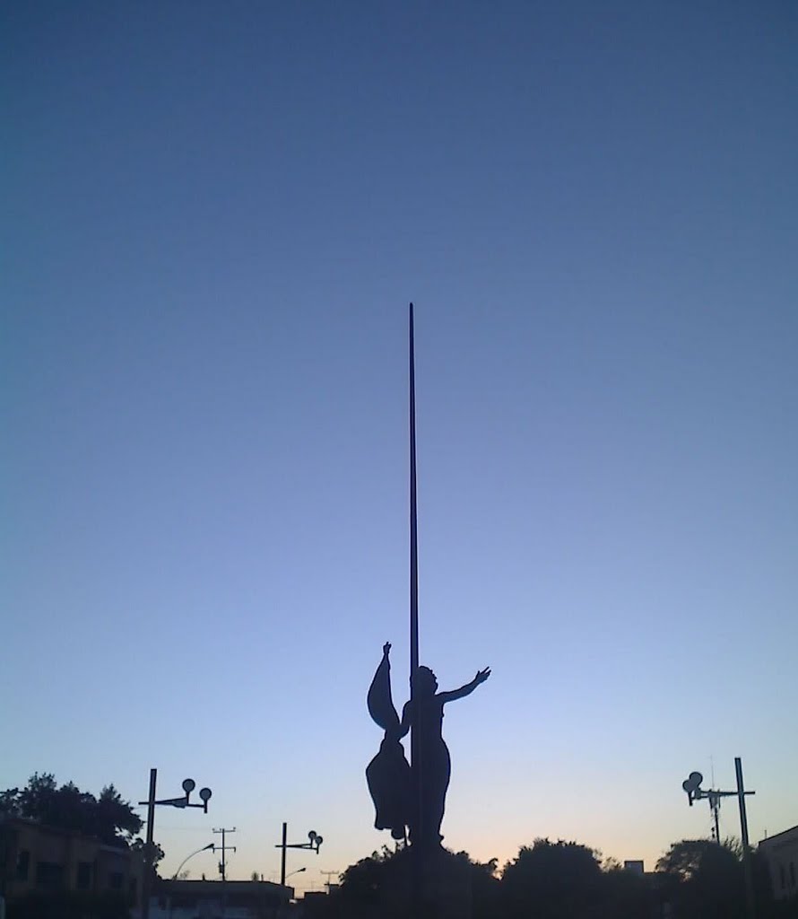 Monumento sobre Av,. México by Luis Carlos Flores Quintero