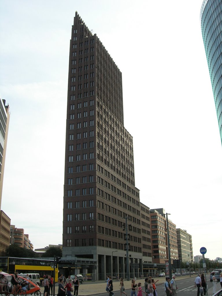 Daimler Chrysler Hochhaus by Luca Dorigo