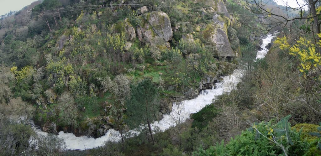 Río Lonia en inverno by maiscargadadebombo