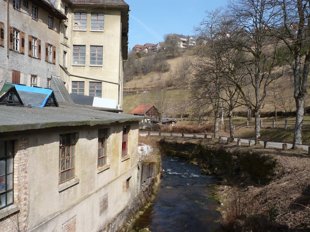 Freudenstadt, im Christophstal: zwischen der Talstraße und der ehemaligen Tuchfabrik Hoyler fließt der Forbach der Murg entgegen by RDZfds