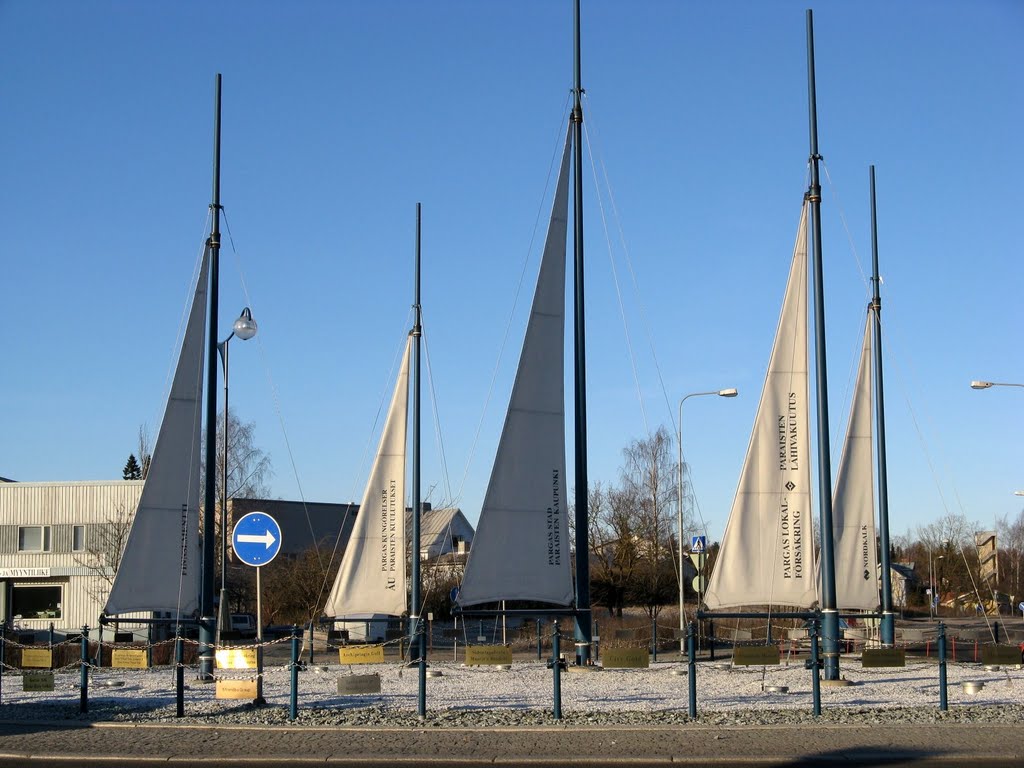 Paraisten liikenneympyrän purjeet kuvastaa kaupungin merellisyyttä. - Sails in a roundabout in Parainen marking the nearness of the sea. by TerhiNP