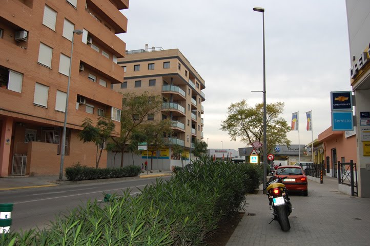 Edificio El Moli: fachada a la carretera de Picaña by Palop-Galerota