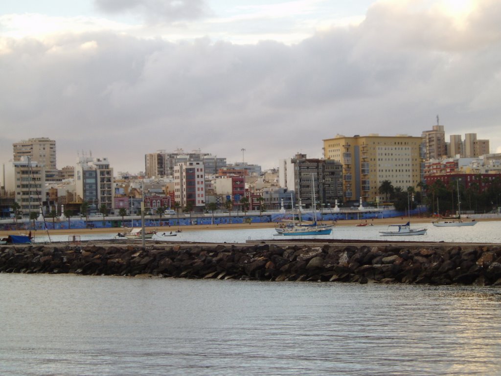 Playa de las Alcaravaneras by zumodevidrio