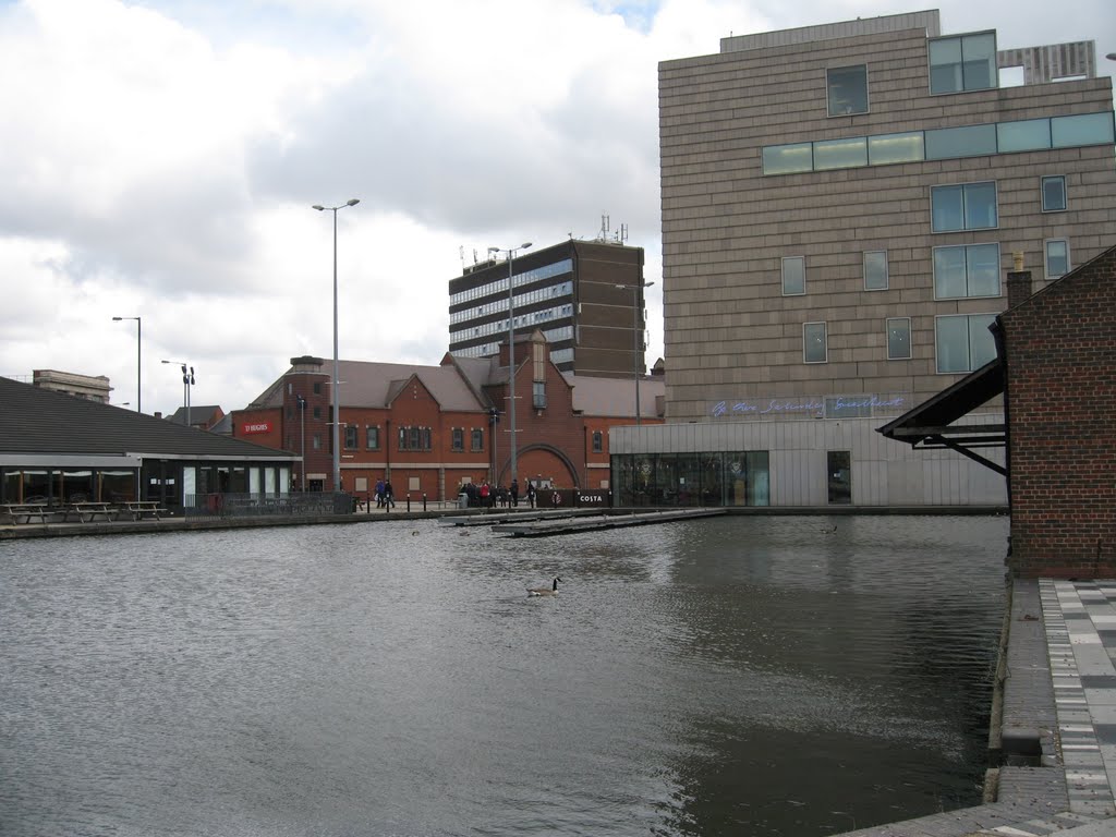 Wharf 10 Pub (left hand side) & Walsall Art Gallery by JohnHW