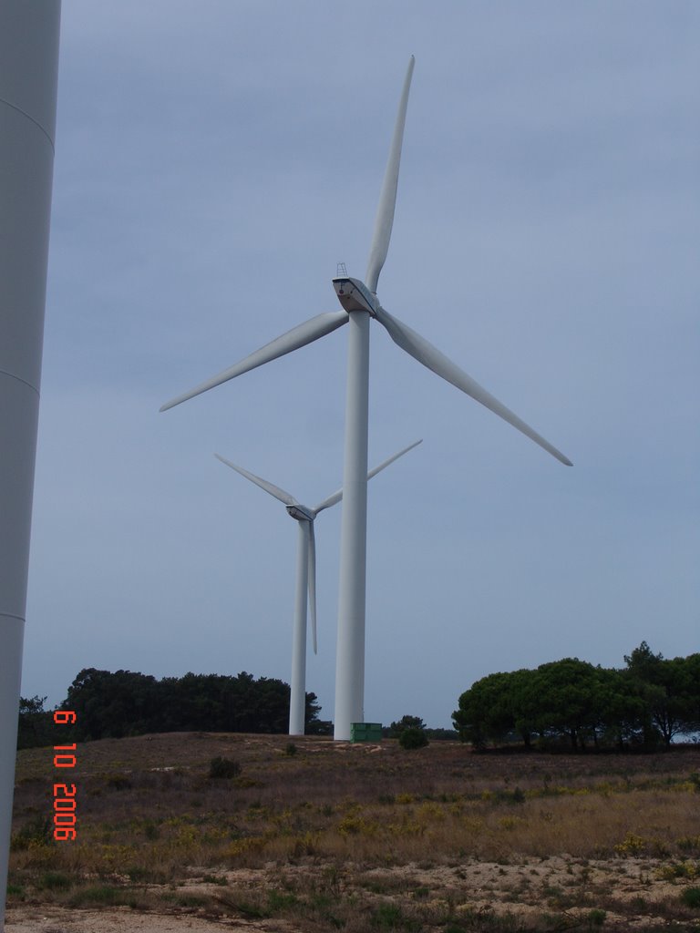 Usina Eólicas - Raposeira - Faro - Portugal - 37º 5' 56.10" N 8º 52' 15.09" W by Geraldo Salomão