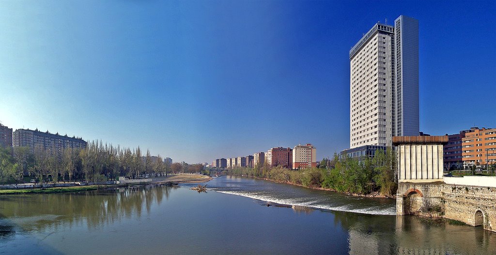 Valladolid, Río Pisuerga y Edificio Duque de Lerma by Alejandro Polanco