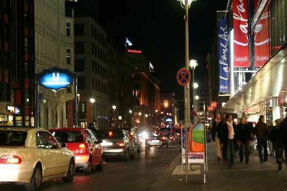 Berlin - Friedrichstraße bei Nacht by Herbert Turley www.f…