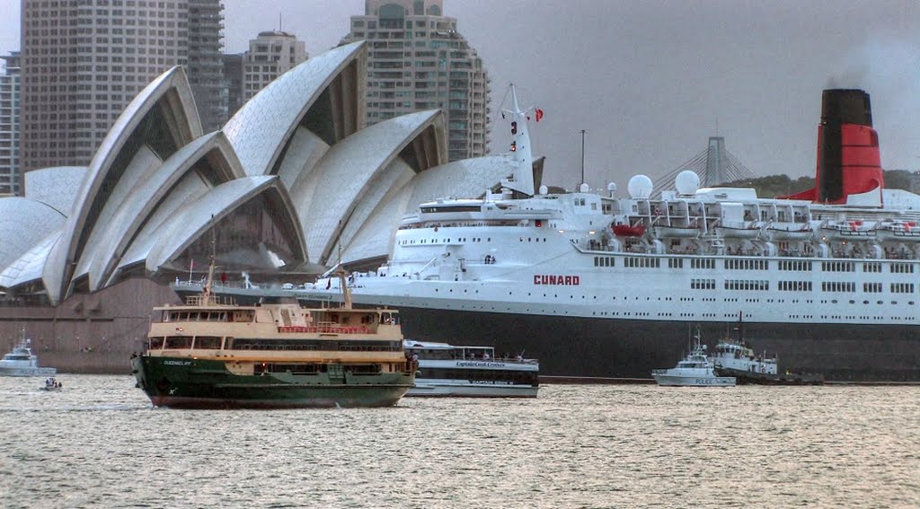 QE2 Passes The Opera House In 2008 For The Last Time Ever by northbynorthwest