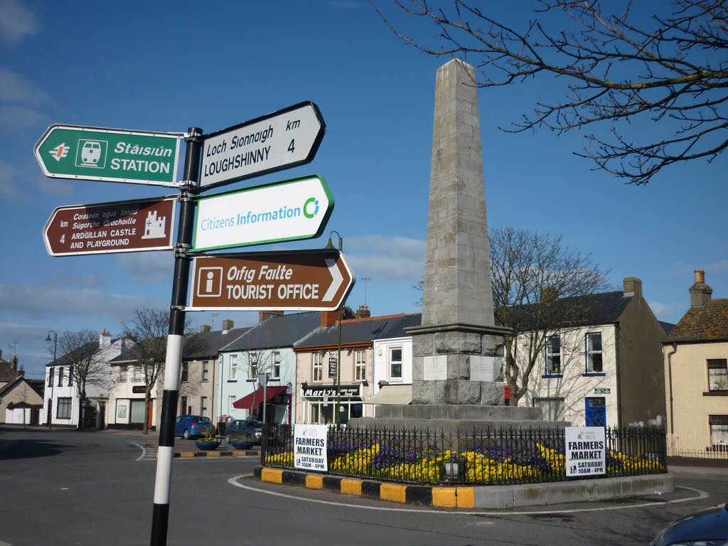 Skerries monument on strand street by Roy H.