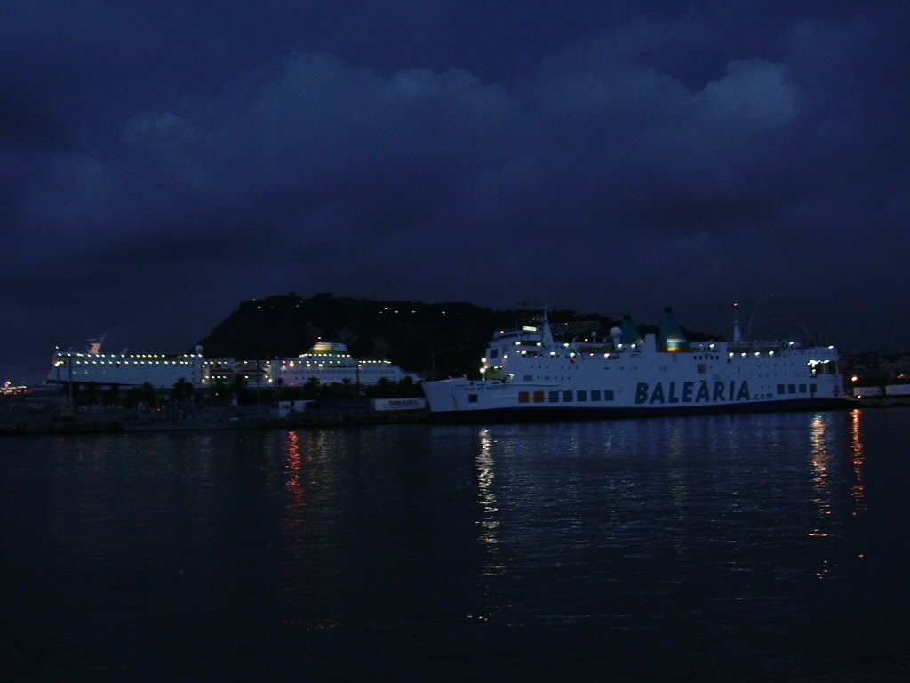 Barcos y tormenta, puerto barcelona by wolves