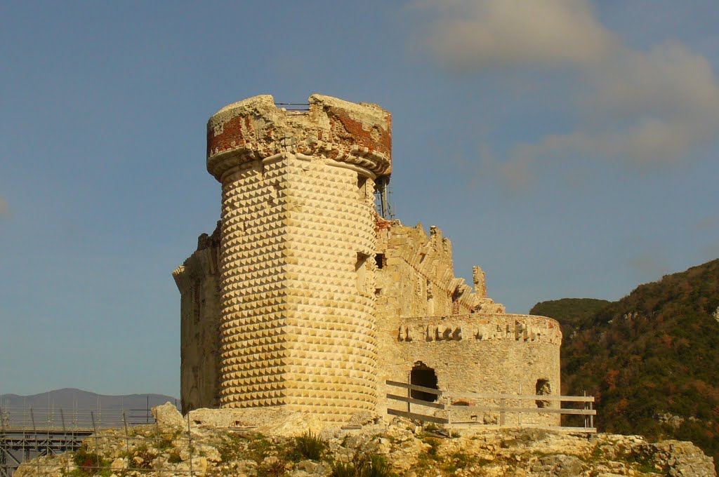 Castel Gavone, la torre dei diamanti by ∞ gf ∞