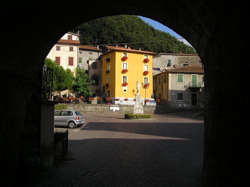 Pignone,Piazza medievale by pietro57