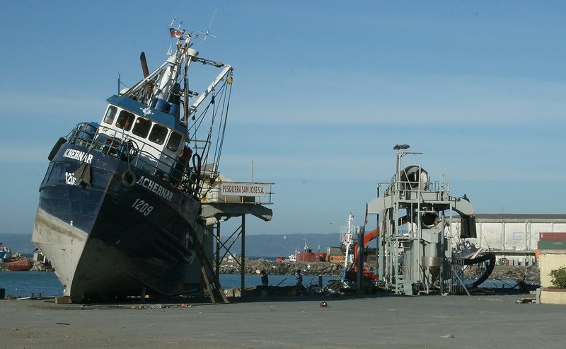 Barco Varado en costanera de Talcahuano - Chile by Luis Enrique Fritz