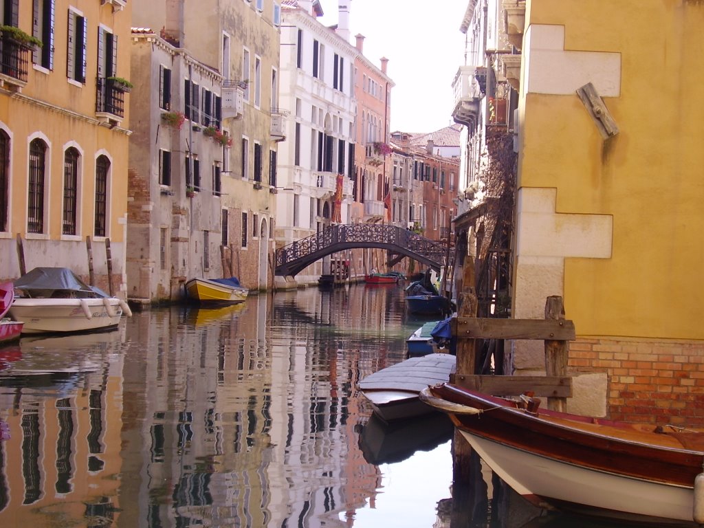 Canal de Venezia by Víctor Llamazares Ca…