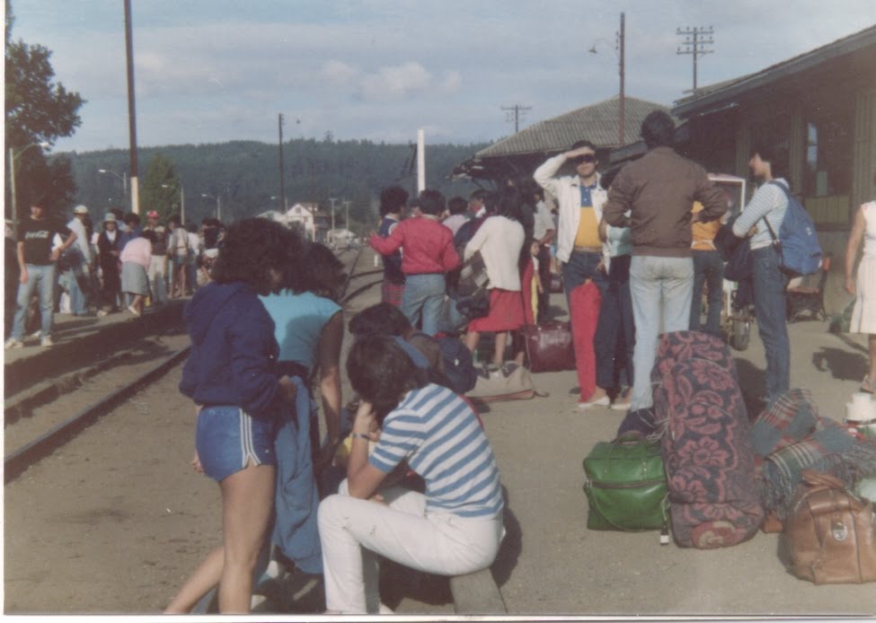 Dichato-estacion de ferrocarriles-personas esperando el tren a chillan 1980 by ditopendola