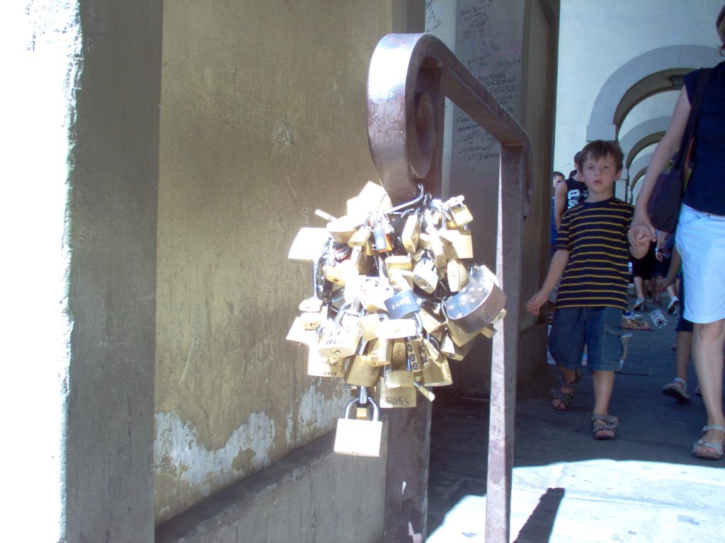 Lucchetti dell'amore,sfrattati da Ponte Vecchio,trovano posti alternativi nelle vicinanze. Love padlocks, forbidden at "Old Bridge", here... just near.. by Landi Paolo (brezza)