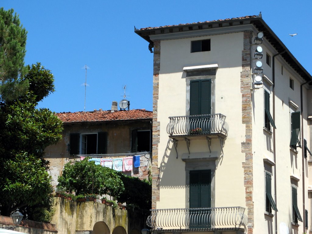 Lucca, scorcio dalla piazza Antelminelli by Claudio Pedrazzi