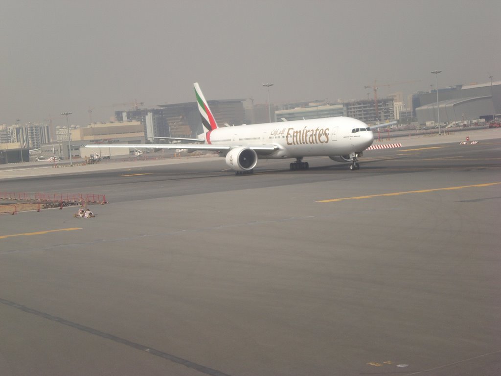 Emirates 773er waiting on taxi way by Jianing Chen