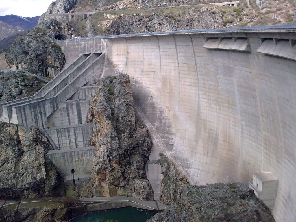 El muro de la vergüenza, Riaño, León -- Región Leonesa by Barbadillo