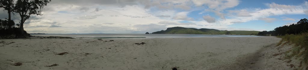 Adventure Bay, South Bruny Islan Tasmania by jeff francis