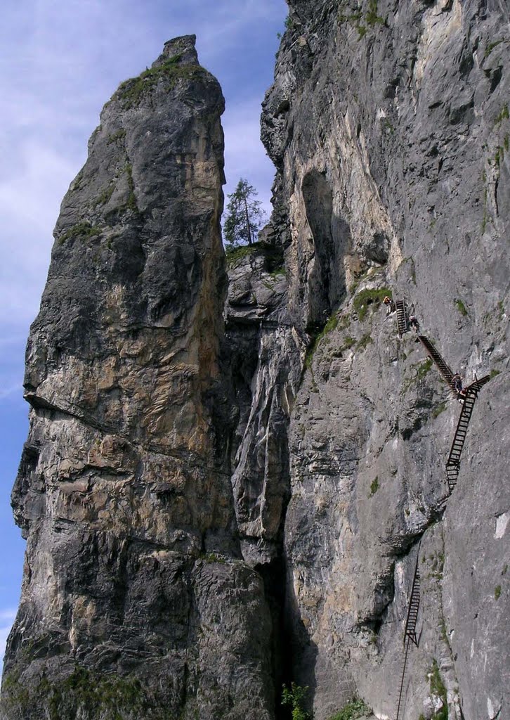 Pinut Klettersteig Einstieg mit Meilerstein by luki meier