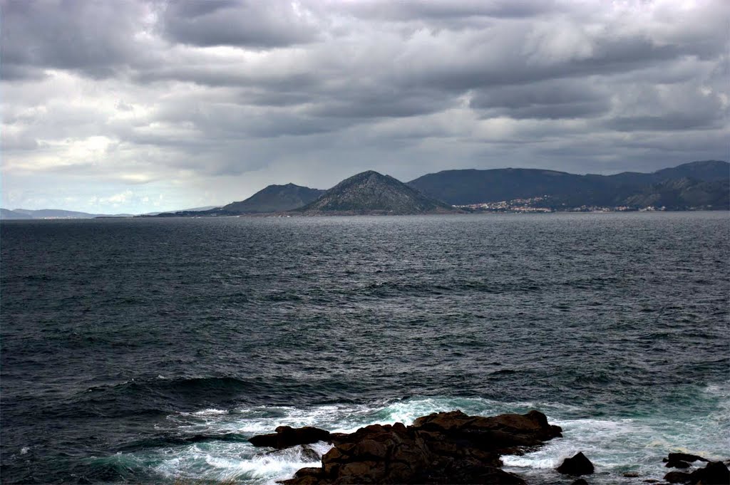 Desde porto nadelas; Queiruga. Al fondo Monte Louro (Muros) by angel l. filgueiras