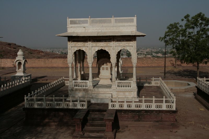 Un cénotaphe au Jaswant Thada, Jodhpur by Stephan Guilloux