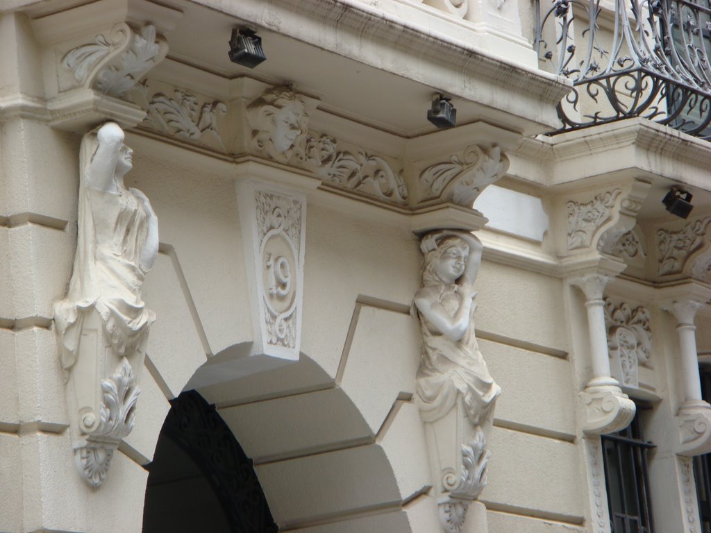 Detalle de edificio modernista en Santa Clara, Zamora, País Llionés by Llara