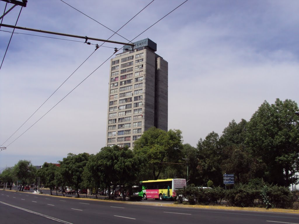 Torre Cuauhtémoc sobre Paseo de la Reforma by Edgardo Dávalos