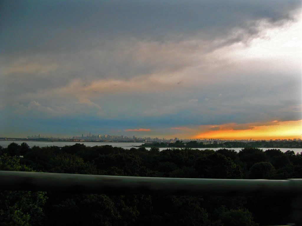 Manhattan from Bronx-Whitestone bridge by BJ