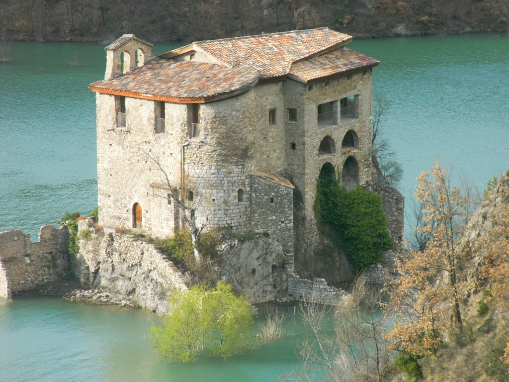 Sant Salvador de la Vedella, al mig de l'embassament de La Baells by jordi domènech