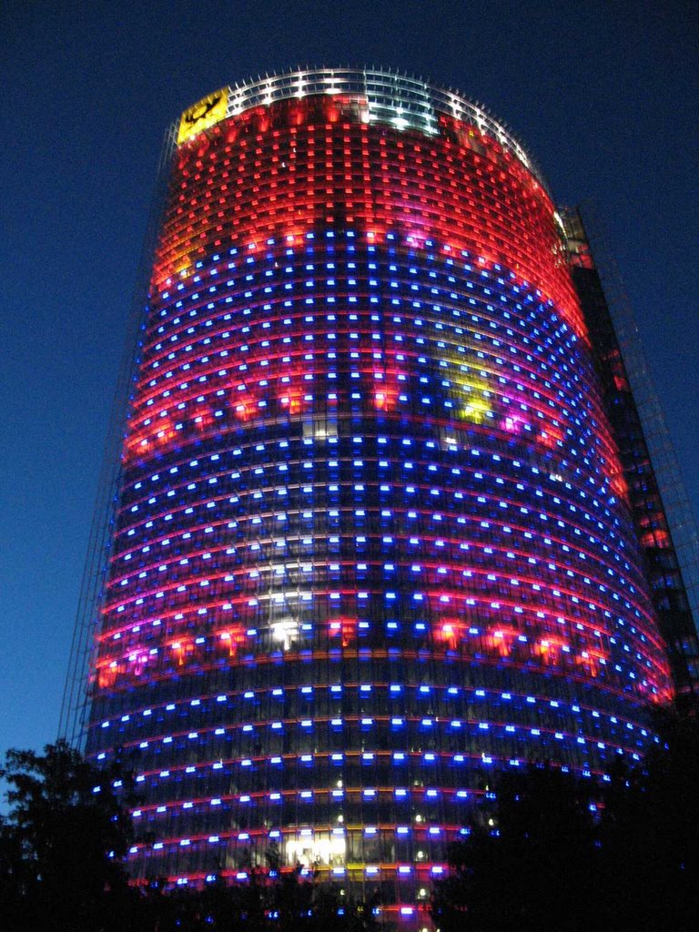 Post-Tower in Bonn, Nachtbeleuchtung rot-blau wechsel by aaengst