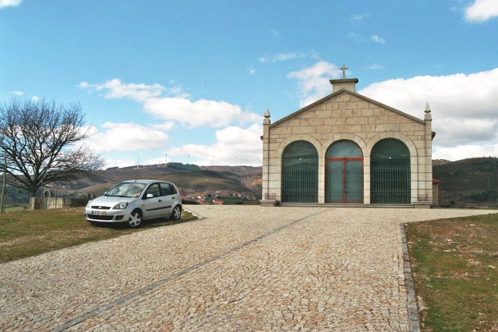 Wat ongewoon kerkgebouw ca 1,5 km van Vila da Ponte by Helbert Vogelzang