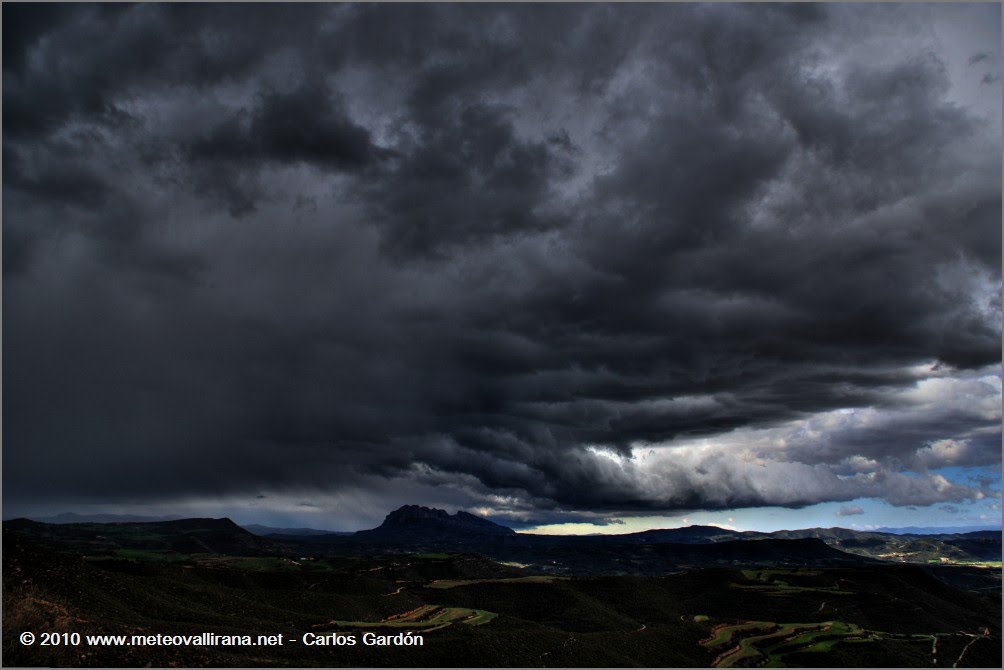 Conca d'Odena y Montserrat bajo la tormenta by Carlos Gardón López