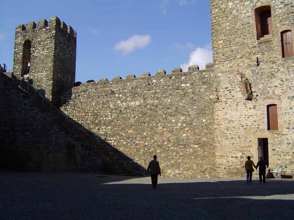 Bragança Castle - interior courtyard by Emiliano Homrich