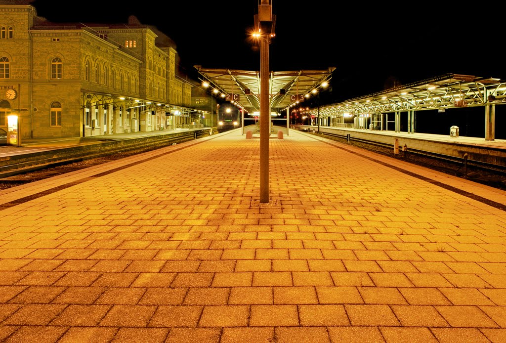 Bahnsteig bei Nacht by klickspott