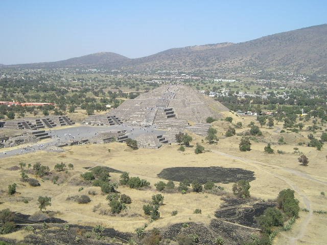 A piramide da Lua vista de cima da piramide do Sol by camedia