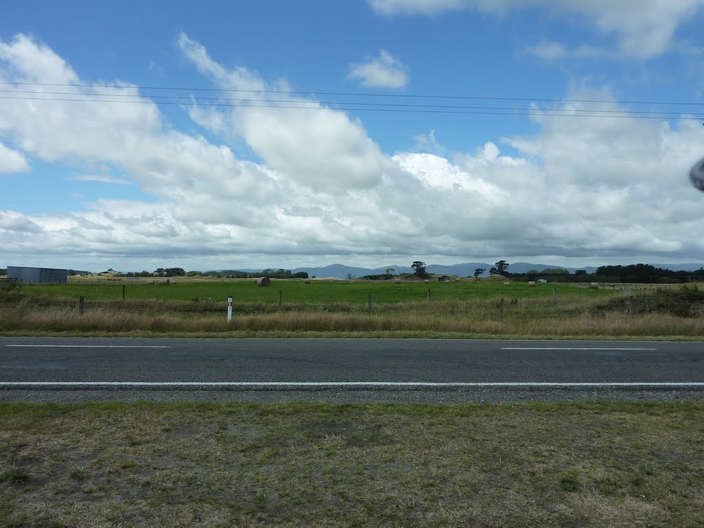 Northern Tararua Ranges from near Foxton Cemetary by kbarnfather