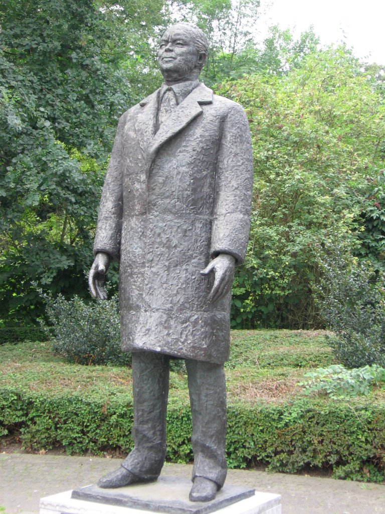 Louis Roppe (1914-1982 - gouverneur van Limburg 1950-1978) by Geert Renckens, Alken