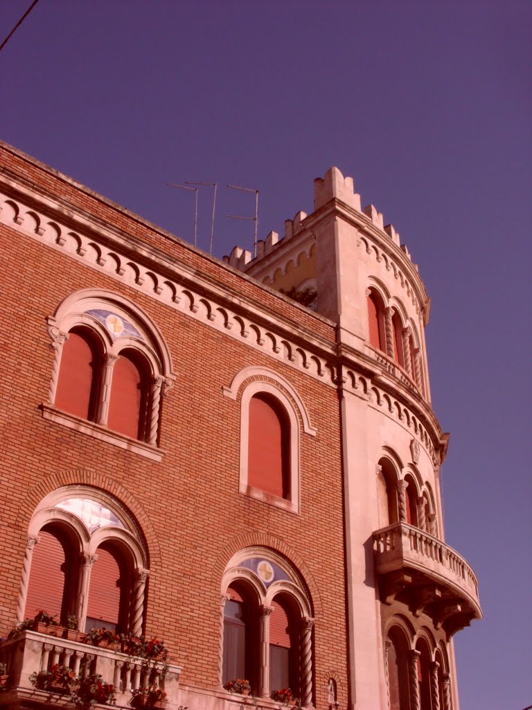 Palazzo in stile moreno sul lungomare di Taranto by Elio Litti