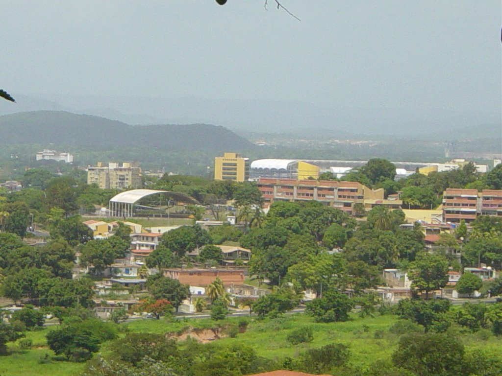 Vista de Puerto Ordaz y techo del stadium Cachamay by Alvaro Jesús Hernández Arteaga