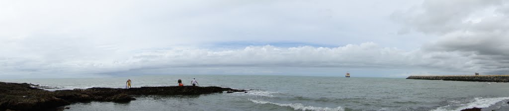 Praia de Marataízes ao lado da Igreja de Nossa Senhora da Penha by sgtrangel