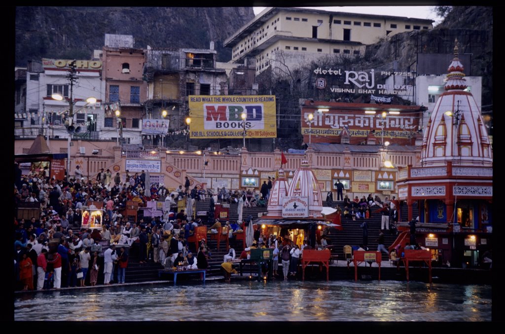 Haridwar Evening Aarti by Elif  Gokalp