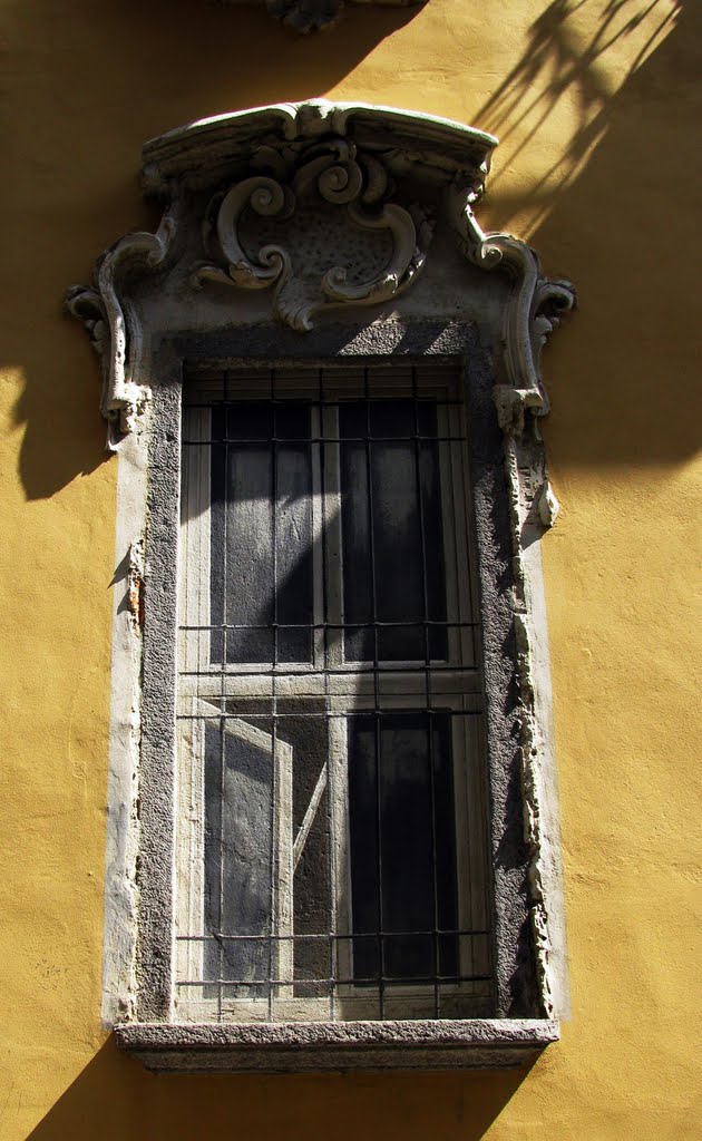 Falsa finestra in via De Bonis by Marco Carnelli